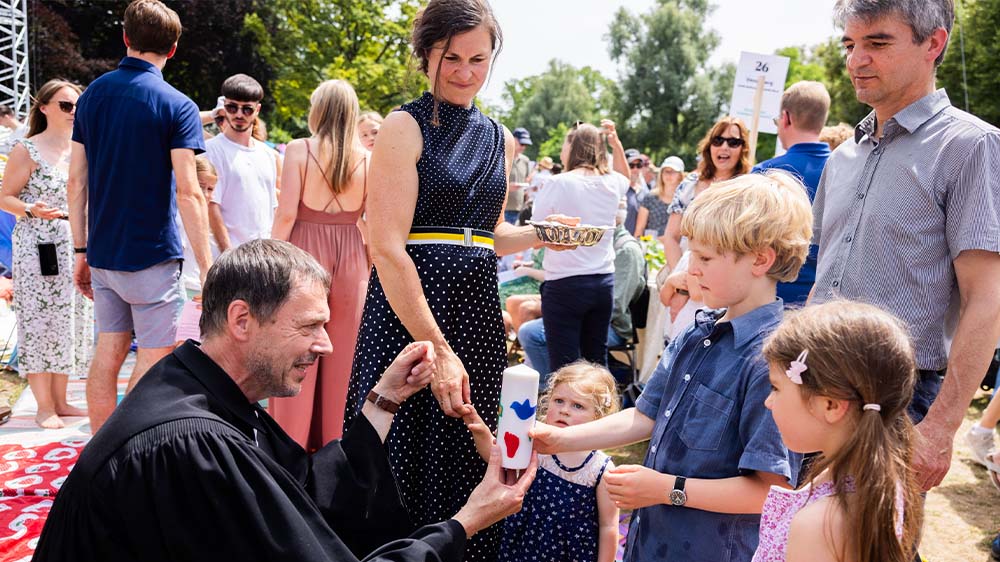 Mehr als 250 Kinder, Jugendliche und Erwachsene sind bei einem großen Tauffest in der Bonner Rheinaue getauft worden