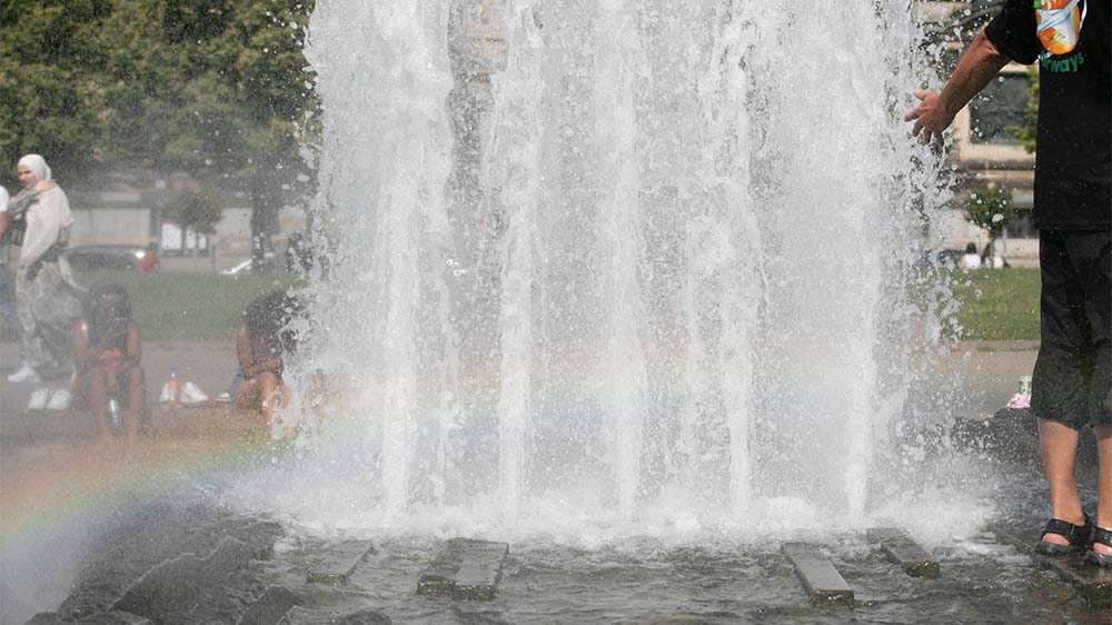 Gerade in der Stadt kann es unerträglich heiß werden, dann hilft: Wasser