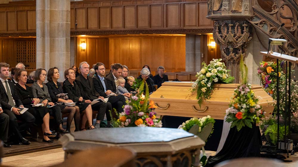 Angehörige und Weggeführten von Moltmann nehmen Abschied in der Stiftskirche in Tübingen