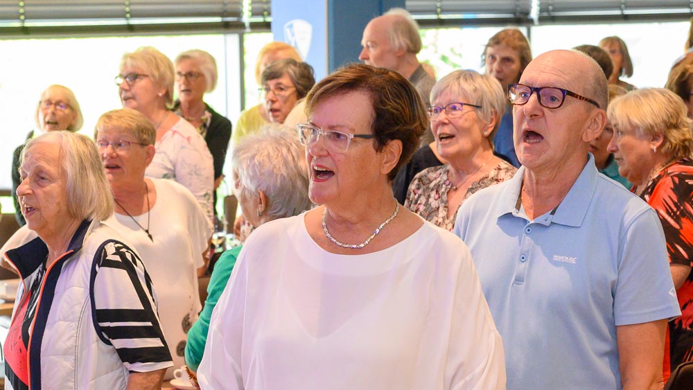 Das gemeinsame Singen ist für viele Menschen ein Mittel gegen Einsamkeit (Symbolbild)