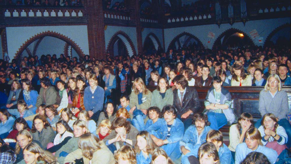 Die Bluesmessen fanden regelmäßig in der Samariter- kirche in Berlin-Friedrichshain, später zusätzlich in der Auferstehungskirche und schließlich auf dem Grundstück der Erlöserkirche statt. Zur ersten Bluesmesse am 11. Juni 1979 kamen 250 Teilnehmer. Die meisten hatten bis dahin noch nie eine Kirche betreten.