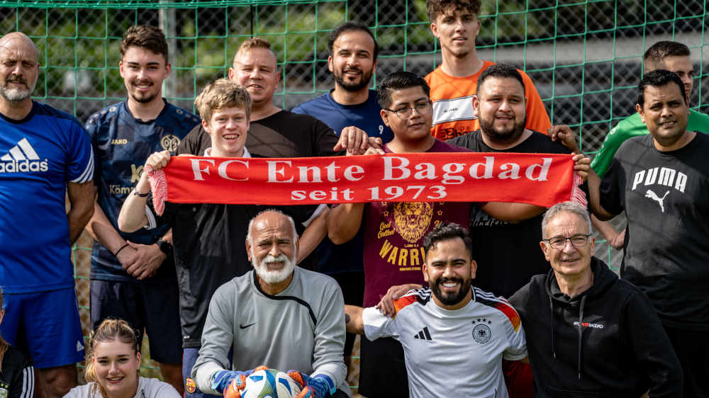 Das Team von FC Ente Bagdad beim Gruppenfoto im Tor