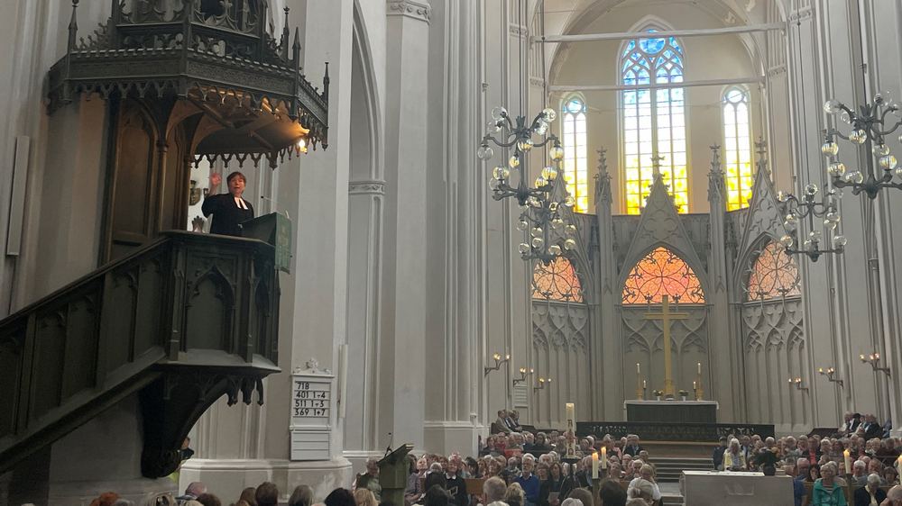 Image - Margot Käßmann predigt über Bild von Caspar David Friedrich