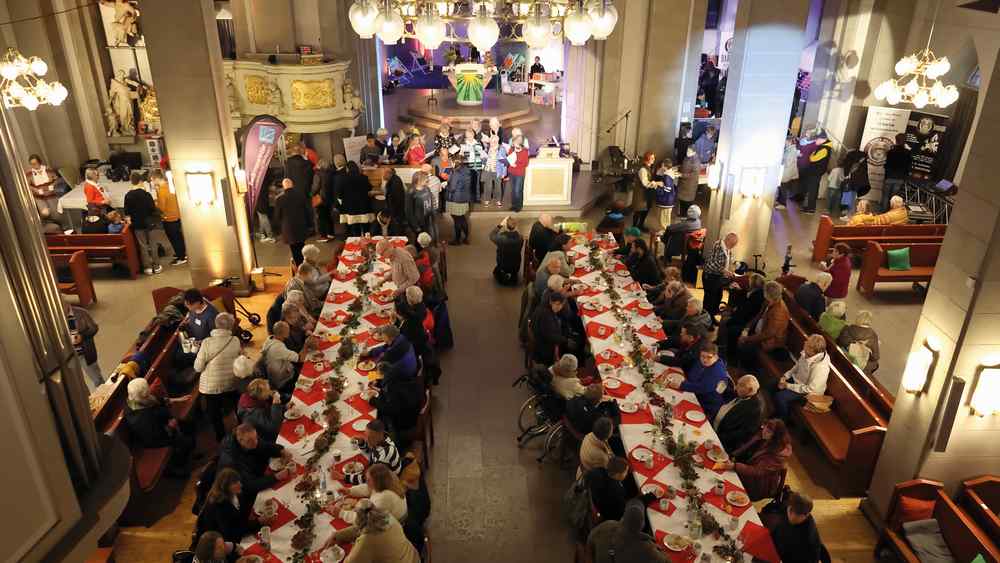 Es gibt Musik und zu essen: Bei der Vesperkirche in der Hamelner Marktkirche kamen Seniorinnen und Obdachlose miteinander ins Gespräch.