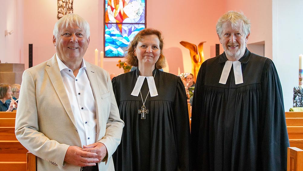 Urlaubspastor Fritz Baltruweit (v. l.), Regionalbischöfin Sabine Schiermeyer und Inselpastor Jörg Schulze in der Christuskirche Borkum. Im Hintergrund grüßt der Holzengel Michaela