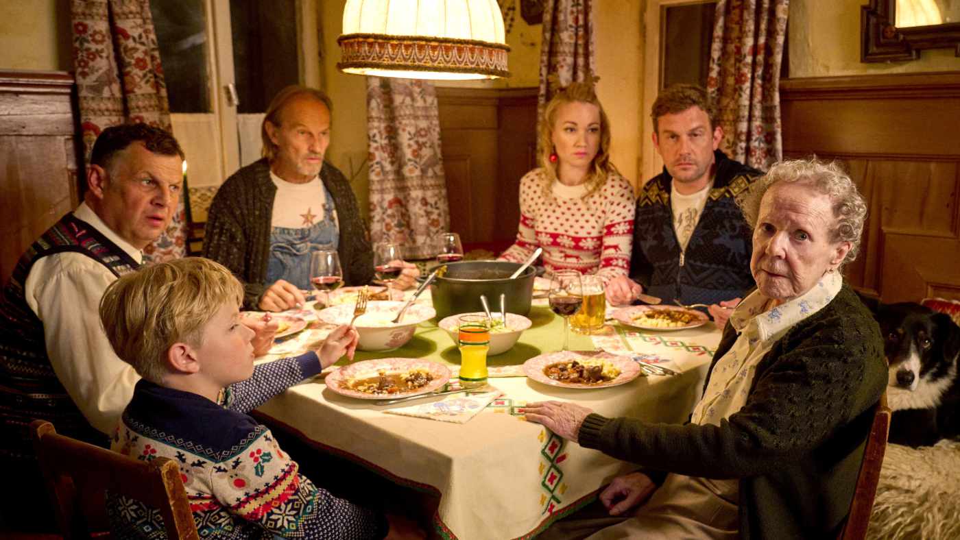 Das war‘s. Die Oma geht in Rente. Ihre Familie ist entsetzt