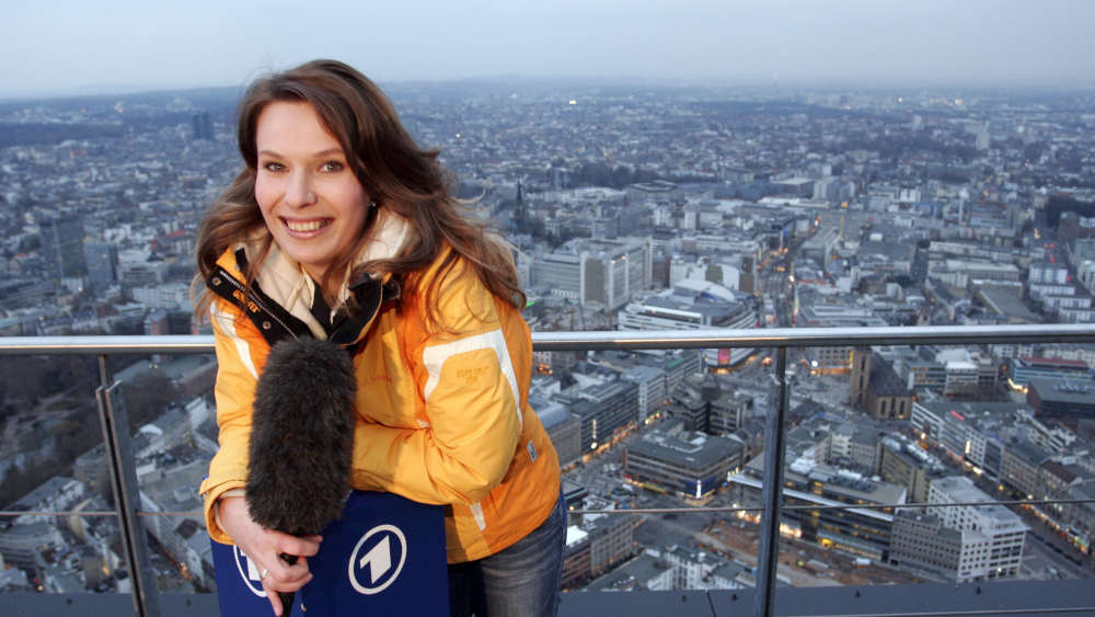 ARD-Wetterchefin Silke Hansen über den Dächern von Frankfurt (2005)