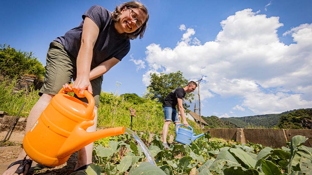 Hobbygaertnerin Daniela Paffenholz und Quartiersmanager Walter Bargen im Gemeinschaftsgarten des Vereins "Hoffnungswerk" in Altenahr