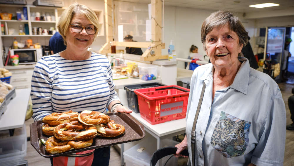 Annemarie Streit im Gespräch mit der ehrenamtlichen Helferin Claudia Tappe im Kontaktladen Mecki in Hannover