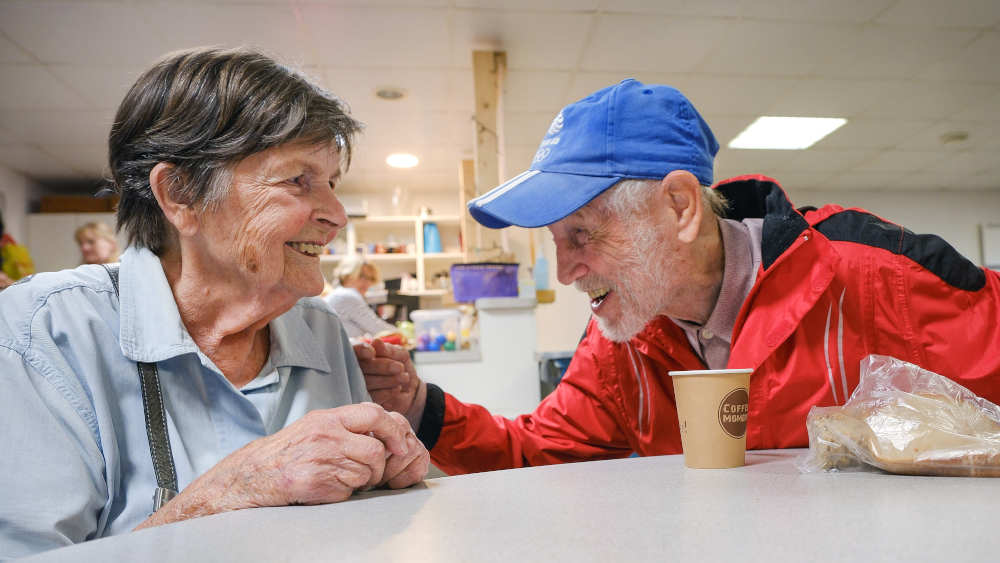 Annemarie Streit (96) im Gespräch mit einem Besucher im Meckiladen in Hannover. Die 96-Jaehrige unterstützt seit vielen Jahren den Treffpunkt für Obdachlose in Hannover