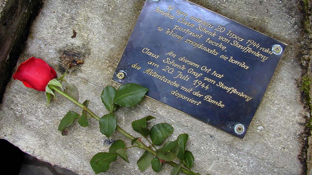 Eine Tafel auf der Wolfsschanze in Gierloz (Polen) erinnert an den Ort, an dem Graf Stauffenberg die Aktentasche mit der Bombe am 20. Juli 1944 legte