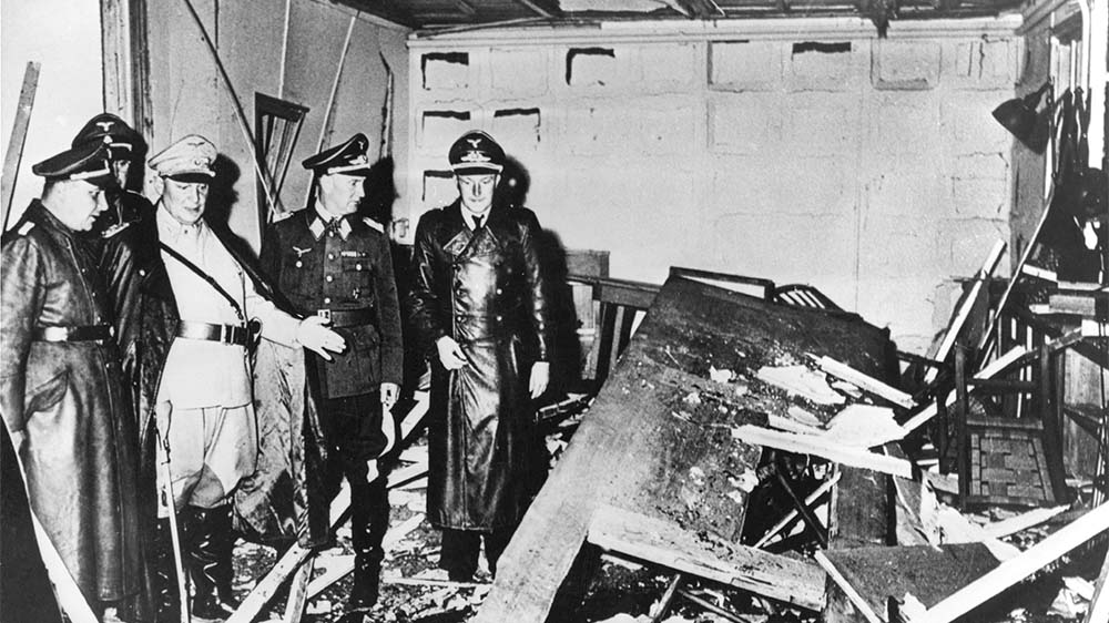 Hermann Goering (Göring, 3.v.li.) und Reichsminister Martin Bormann (li.) besichtigen das Fuehrerhauptquartier "Wolfsschanze" nach dem Bombenanschlag vom 20. Juli 1944