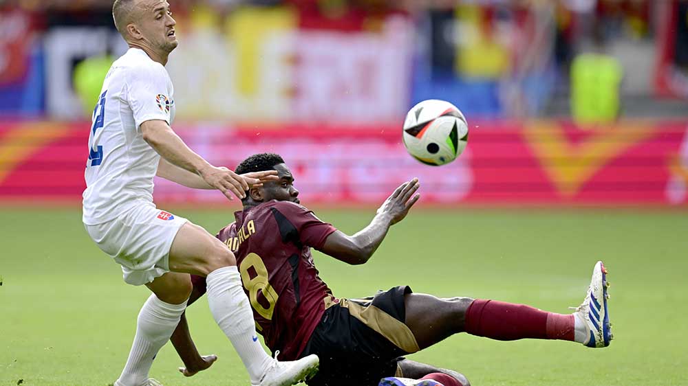 In dieser Szene stimmt noch alles, aber beim Spiel Belgien gegen die Slowakei verschwand ein Spieler im Fernsehen in der Bande