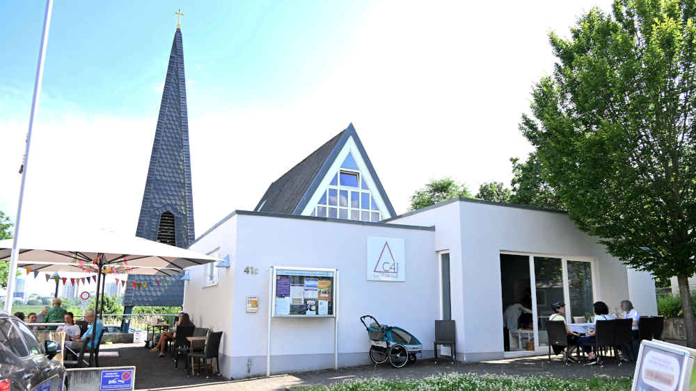 Außenbereich der "Cafedrale C41" der Evangelischen Maria-Magdalena-Gemeinde
