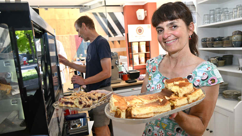 Sabine Gieseler und Stephan Kurz-Gieseler an der Kuchentheke in der "Cafedrale C41"