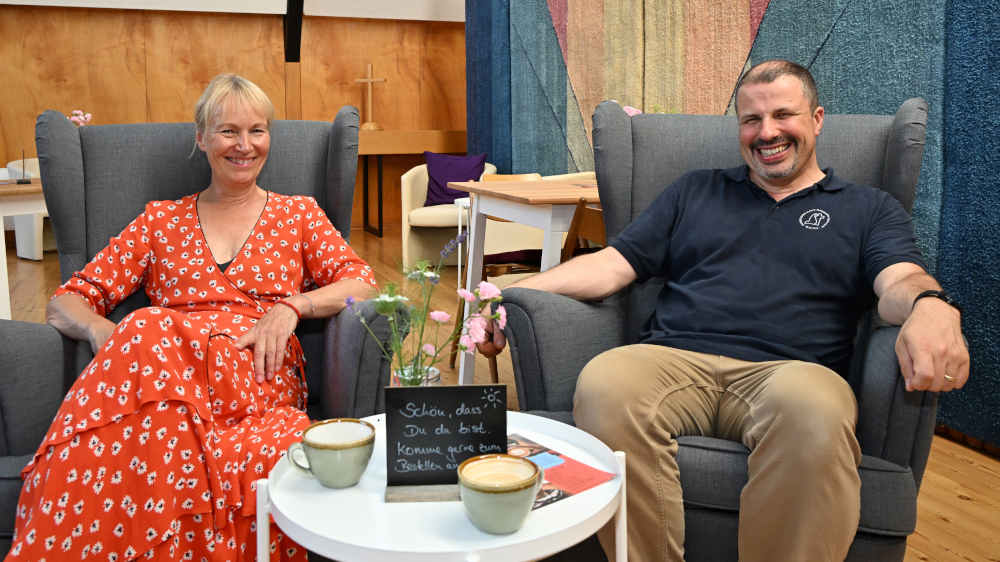 Projektleiterin Kerstin Pensel und Pfarrer Christoph Kiworr in der "Cafedrale C41" der Evangelischen Maria-Magdalena-Gemeinde in Mainz