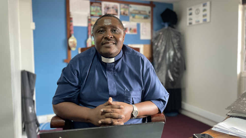 Reverend Ernest Kadiva in seinem Büro in Daressalam