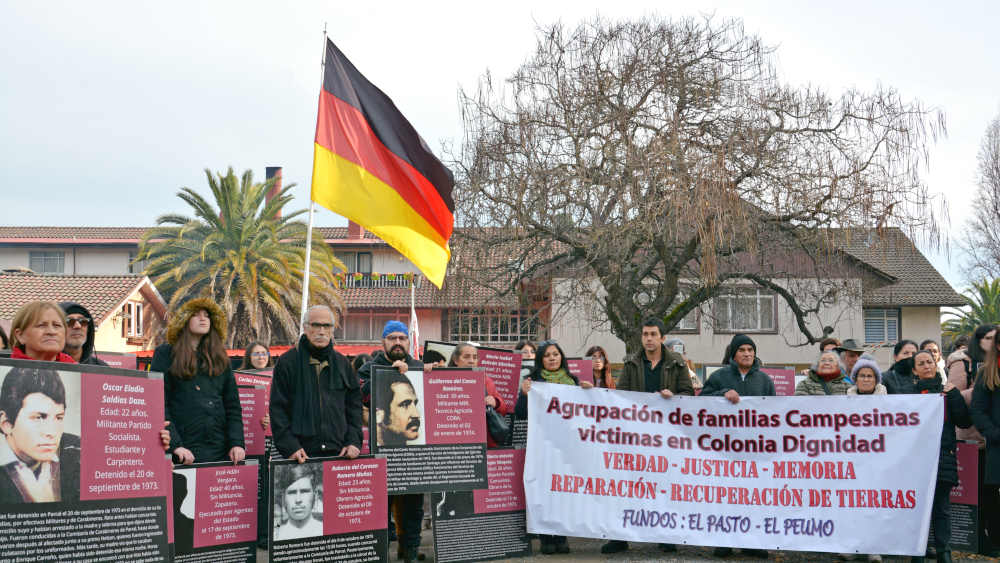 Protestmarsch in der Siedlung Colonia Dignidad (Chile)