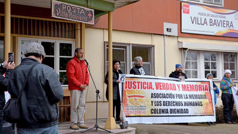 Menschenrechtler vor der Krankenstation in Colonia Dignidad (Chile) in der Gefangene und Siedler misshandelt wurden