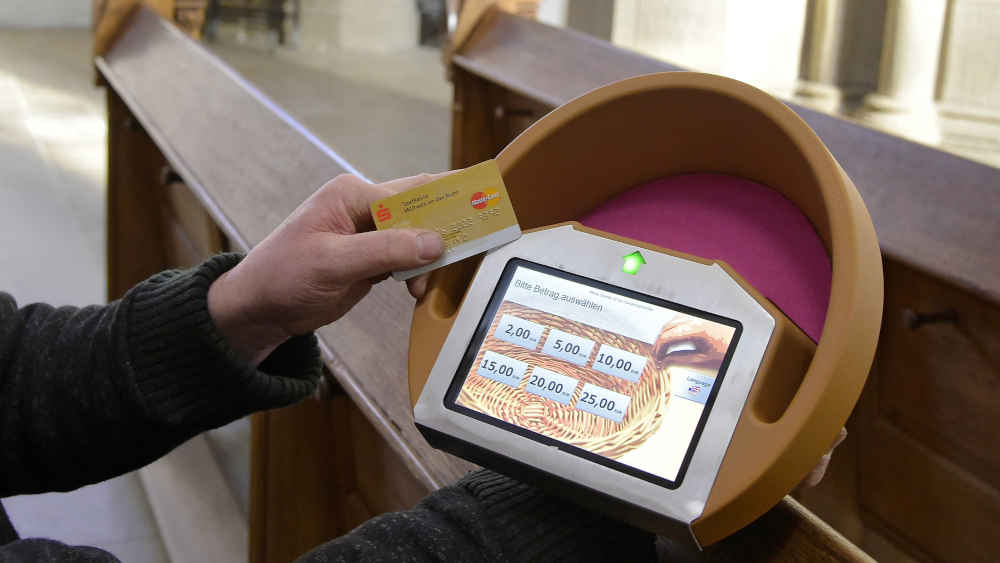 Auch die Kirche geht mit der Zeit: Hier ein digitaler Kollektenkorb in der evangelischen Salvatorkirche in Duisburg