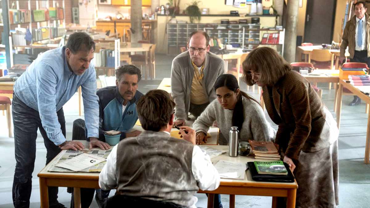 Eingeschlossene Gesellschaft: Lateinlehrer Engelhardt (Justus von Dohnányi, vorne Mitte), „Schülerversteher“ Arndt (Thomas Loibl, li.), Sportlehrer Mertens (Florian David Fitz, 2. v. li.), Referendarin Schuster (Nilam Farooq, 2. v. re.), Französischlehrerin Lohmann (Anke Engelke, re.) und Chemielehrer Vogel (Torben Kessler, 3. v. re.) müssen eine gemeinsame Lösung finden.