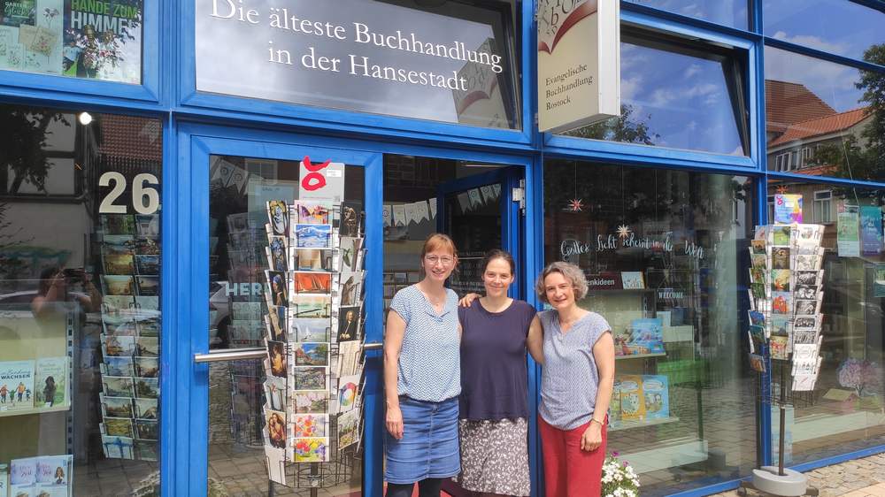 Das Team der Evangelischen Buchhandlung in Rostock vor dem Geschäft in der Langen Straße: (v.r.) Regina Blischke, Elisabeth Franck und Claudia Geigle