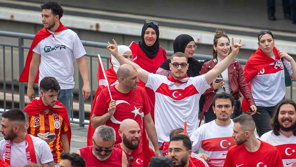 Ein Fan der Türkei zeigt in Berlin den Wolfsgruß