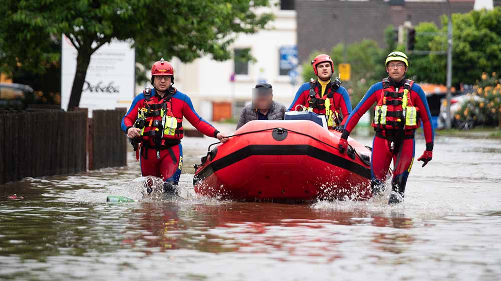 Mit Schlauchbooten mussten Helfer die Menschen aus ihren Häusern retten