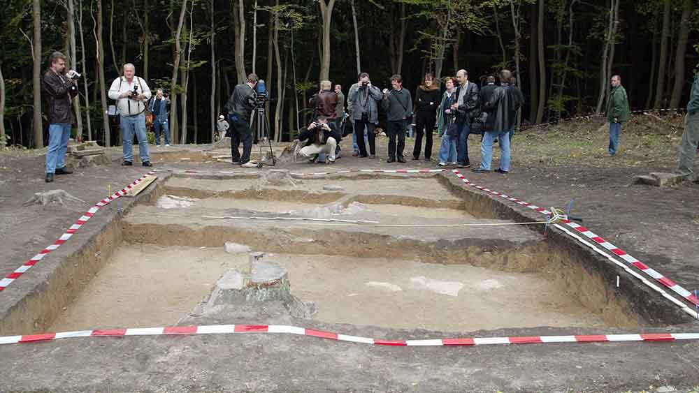 Im September 2002 besichtigen Journalisten den Fundort auf dem Mittelberg bei Kleinwangen in Sachsen-Anhalt