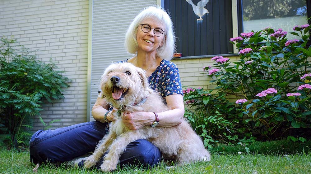Anngret Neuwirth mit ihrem Hund Teddy