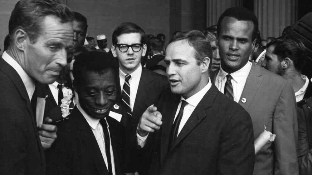 Der Schauspieler Charlton Heston, Autor James Baldwin, Schauspieler Marlon Brando und Sänger Harry Belafonte (von links)