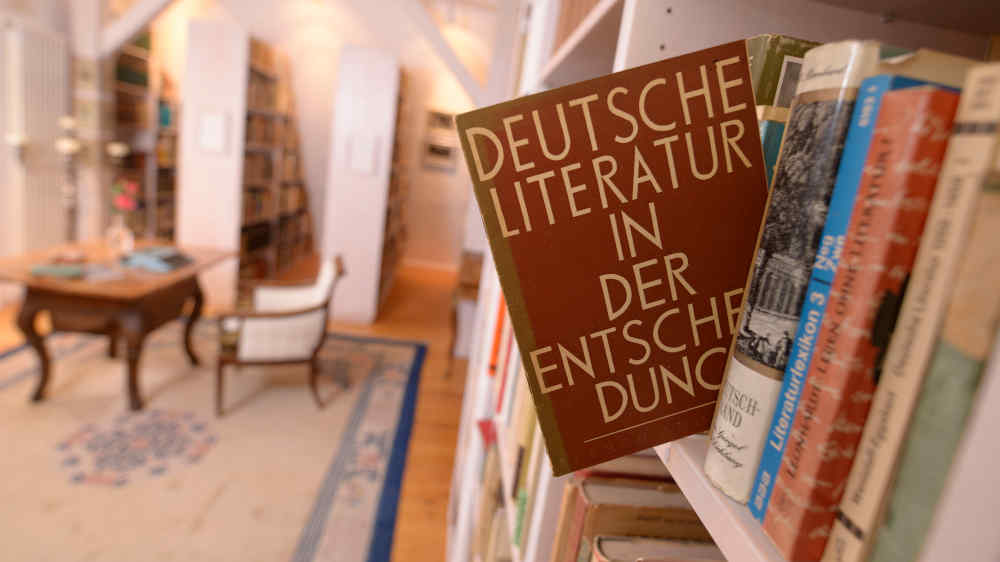 Eine Buch über deutsche Literatur im Haus des Erich-Kästner-Kinderdorfs in Oberschwarzach