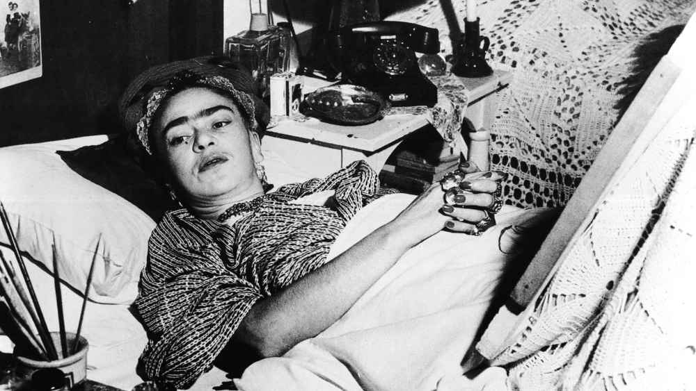 Die mexikanische Malerin Frida Kahlo (1907-1954) mit Emaille-Halskette
