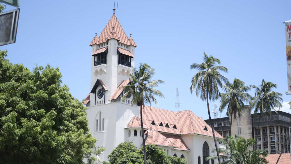 Die Anzania Front Kirche in Daressalam wurde gebaut nur für Deutsche - jetzt füllen die Tansanier sie mit Leben