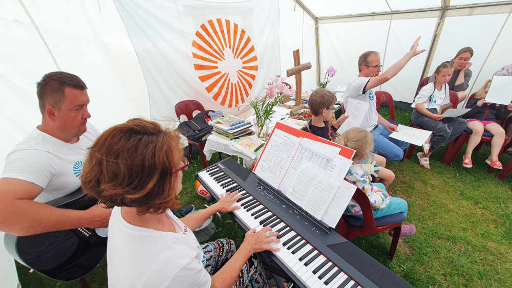 Im Kirchenzelt auf dem Campingplatz Achtern Diek in Otterndorf wird viel Musik gespielt