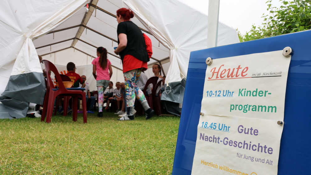 Spiele, Lieder und Geschichten begeistern die Gäste des Kinderprogramms im Kirchenzelt