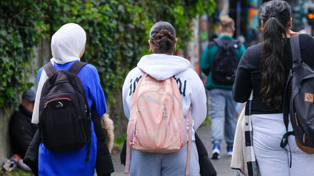 Einige Lehrkräfte sehen das Tragen eines Kopftuches bei jungen Muslima kritisch