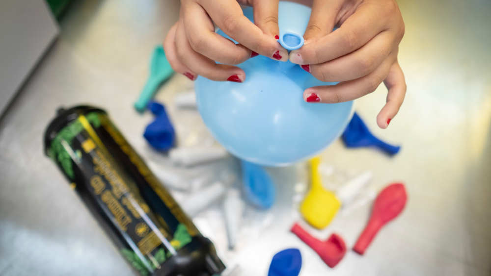 Image - Lauterbach will Verkauf von Lachgas an Minderjährige verbieten