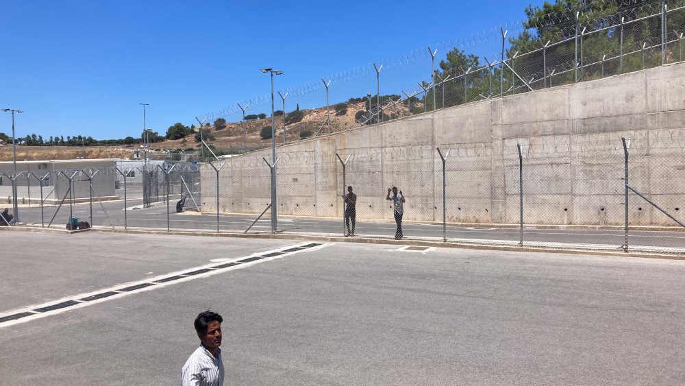 Meterhoher Nato-Zaun, zusätzlich mit Stacheldraht gesichert: das "Closed Control Access Center" auf der griechischen Insel Kos