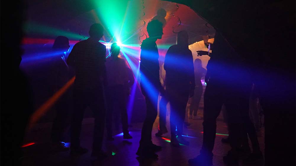 Mit Alkohol und Partystimmung fallen oftmals die Hemmungen