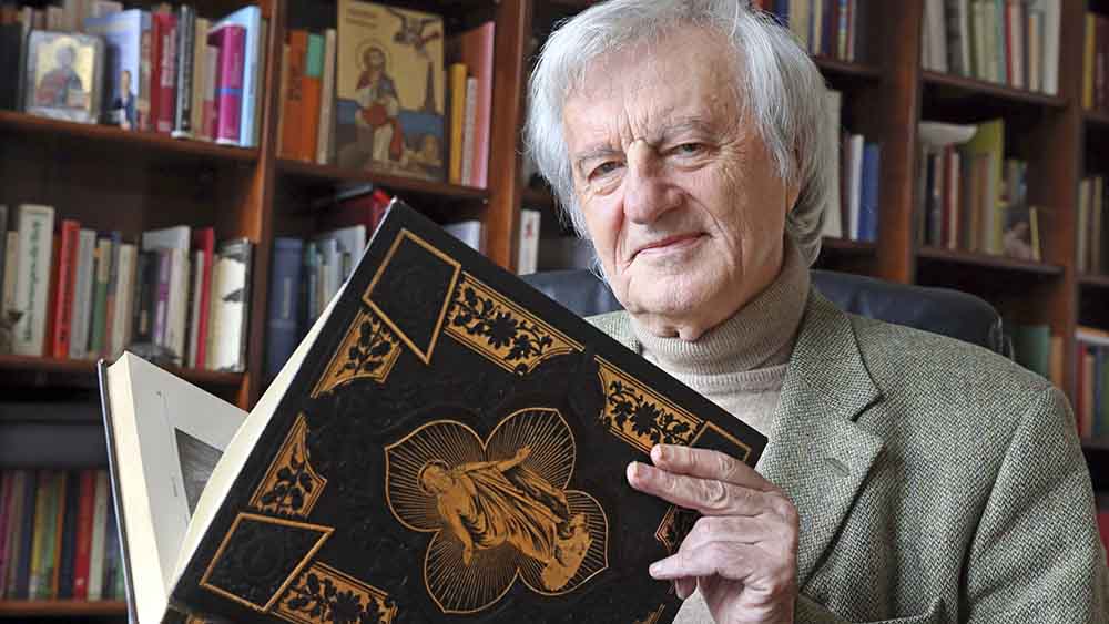 Der ehemalige Präses Manfred Sorg im Oktober 2013 mit einer antiquaren Bibel in seinem Arbeitszimmer in Schwerte