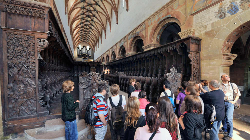 Schüler nehmen an einer Sonderführung durch das ehemalige Zisterzienserkloster teil