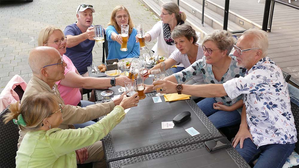 Prost! Diese Männer und Frauen aus Münster haben sich über die App "Meet5" kennengelernt