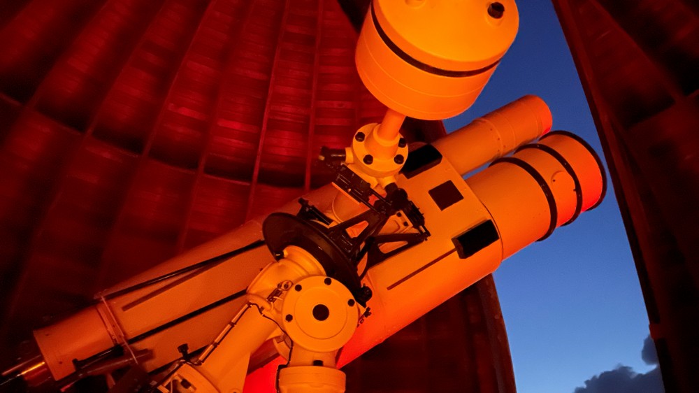 Zum 100. Geburtstag restauriert: Das Carl-Zeiss-Doppelteleskop vor der geöffneten Kuppel der Sternwarte.