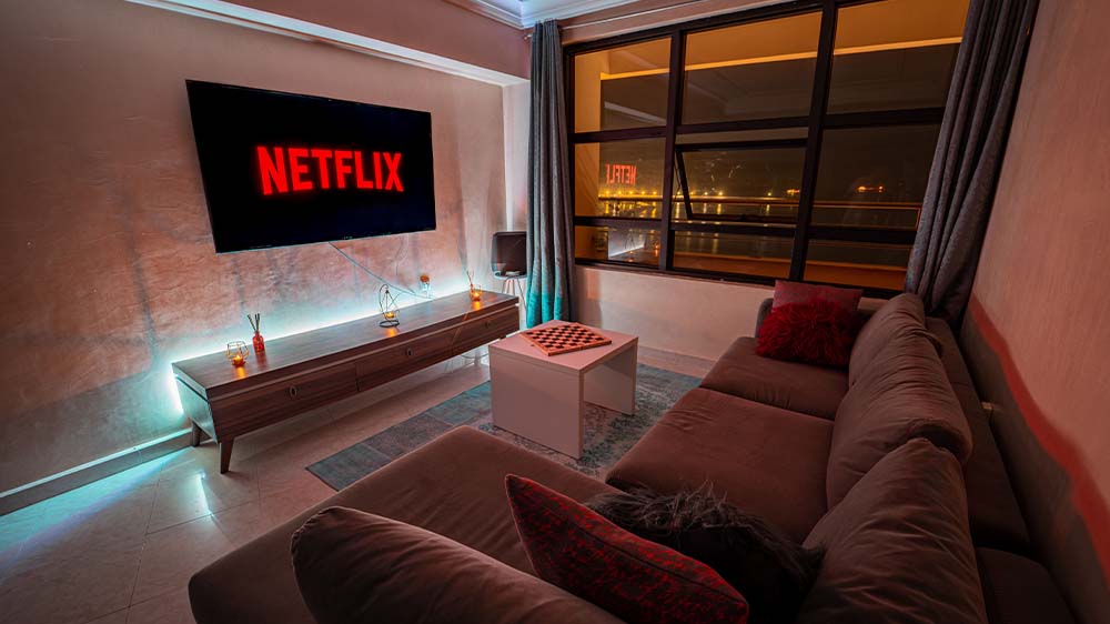 Binge-Watching funktioniert auch im Sommer hervorragend: Hier ein paar Serien-Tipps zum Thema Religion