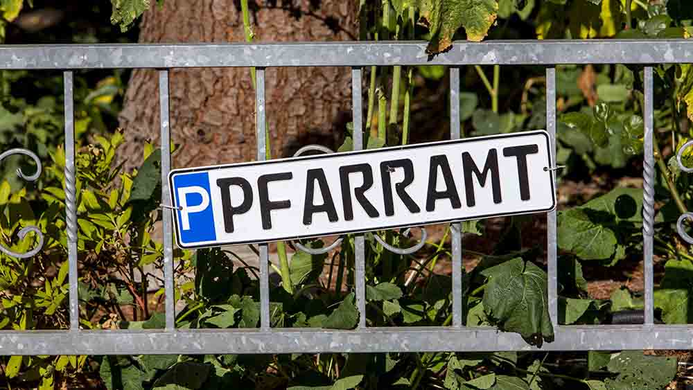 Ein solches Schild hätte den Parkplatz-Streit von Bisingen-Thanheim vielleicht verhindert