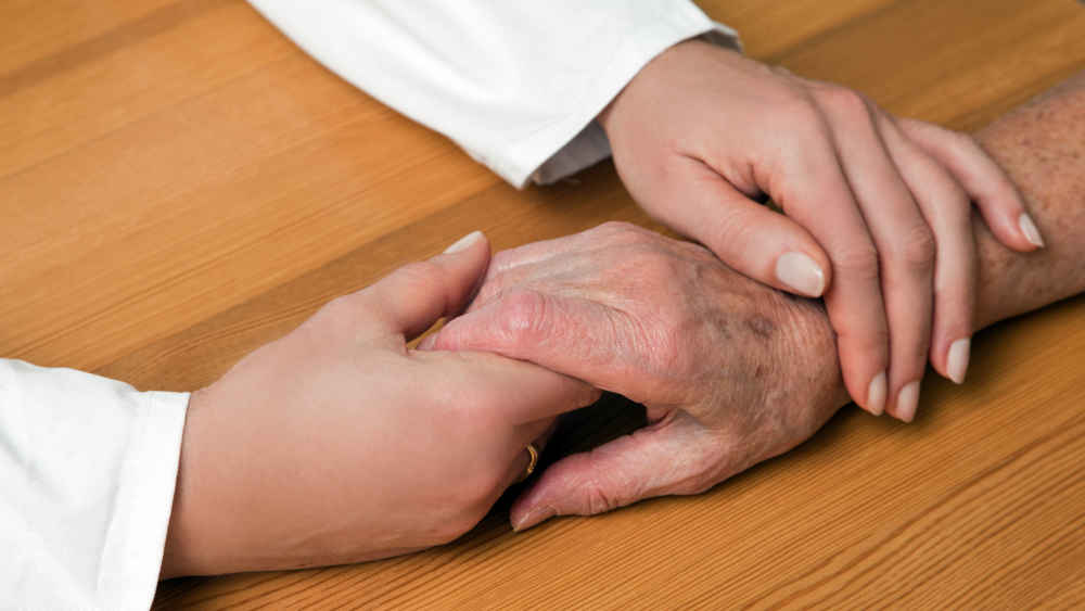 Pflegearbeit kann den "pflegenden Helden des Alltags" oft auch überfordern 