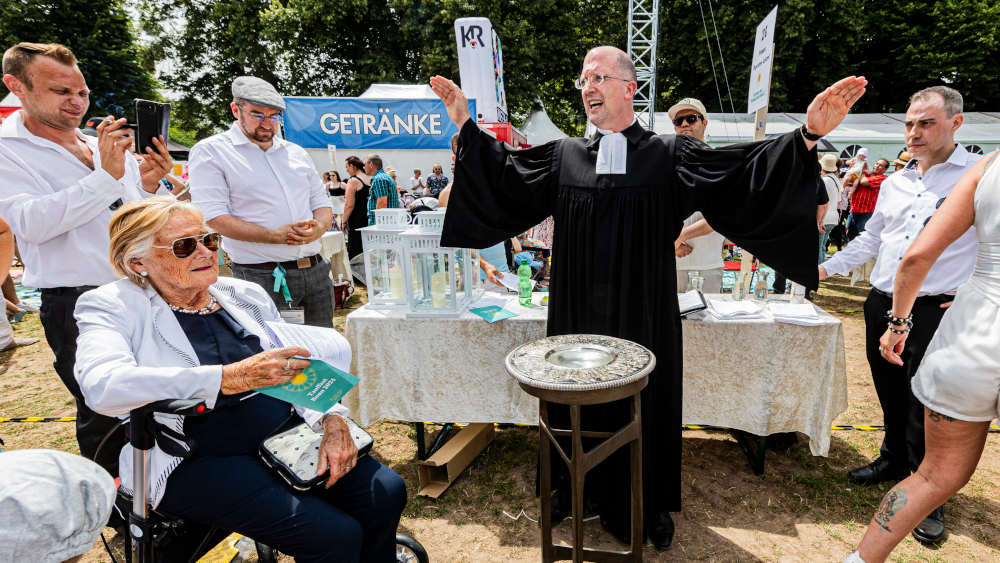 Die Taufen in kleinen Gruppen übernahmen 50 Pfarrerinnen und Pfarrer, Vikare, Prädikantinnen und Diakone sowie der rheinische Präses Thorsten Latzel