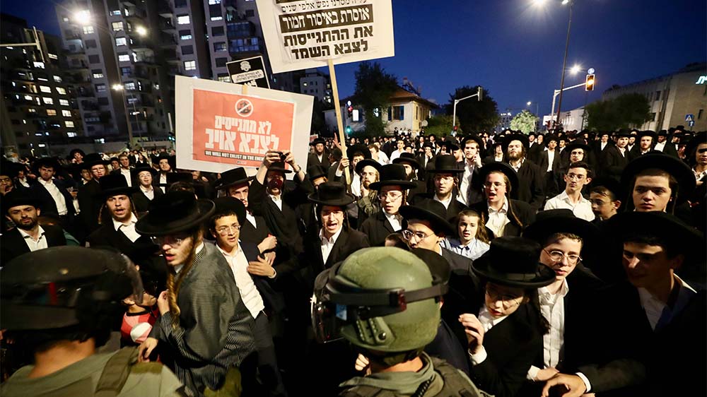 In Jerusalem protestierten Tausende ultraorthodoxe Männer gegen die Entscheidung des Obersten Gerichts