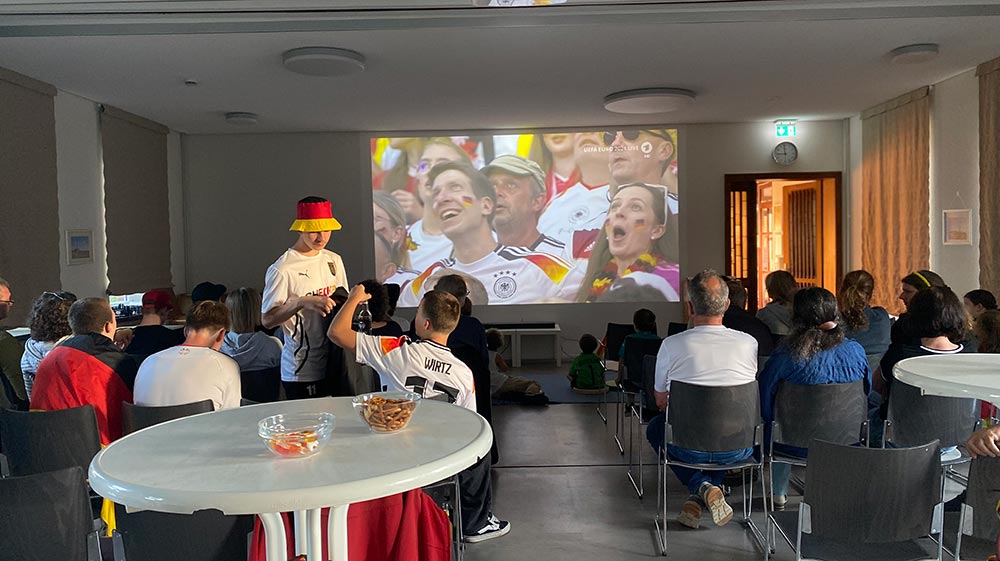 In der Kirchengemeinde Nettelnburg haben Fans beim Deutschlandspiel gemeinsam mitgefiebert.
